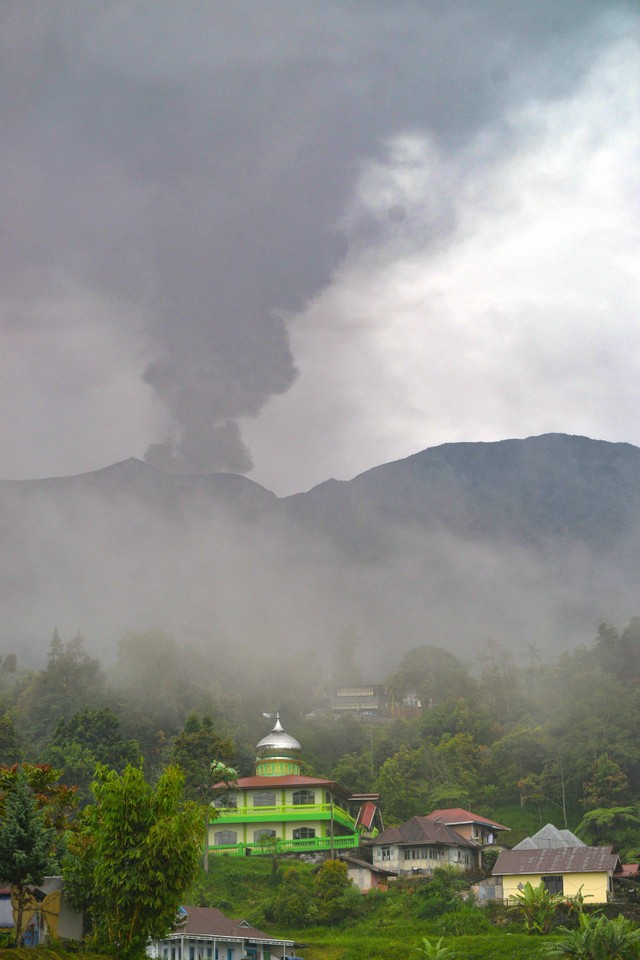 Gunung Marapi erupsi terlihat di Pariangan, Tanah Datar, Sumatera Barat, Rabu (6/12/2023). Foto: Iggoy el Fitra/Antara Foto