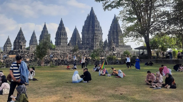 Foto pengunjung pameran patung KAWS di Candi Prambanan