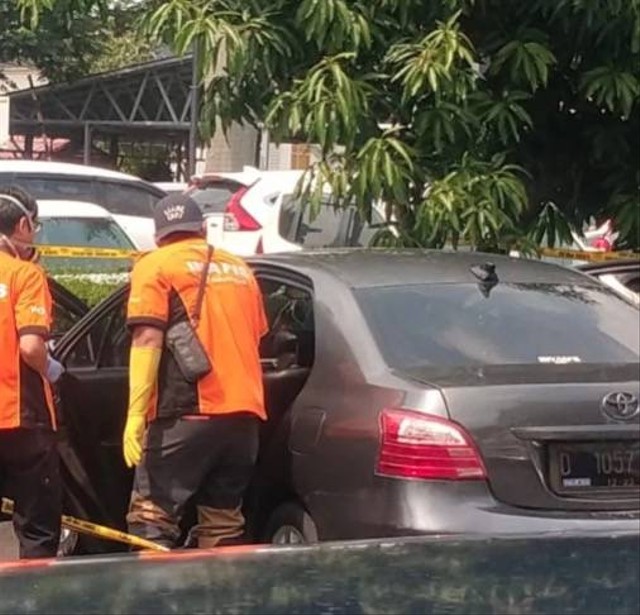 Polisi memeriksa mayat di dalam mobil di Stasiun Bandung. Dok: Ist.