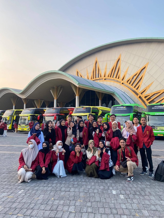 Program Studi Manajemen telah bekerja sama dengan biro pariwisata Surya Agung Tour guna keperluan pengadaan magang MBKM bagi mahasiswa semester 5. Sumber gambar : Dokumentasi Pribadi