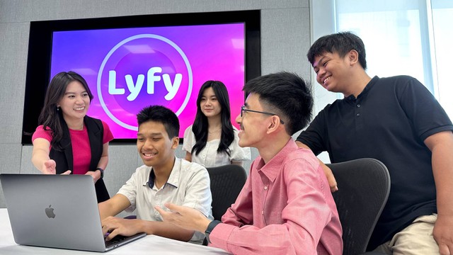 Tim siswa lulusan Apple Developer Academy Indonesia 2023 pengembang LyFy. Foto: Apple