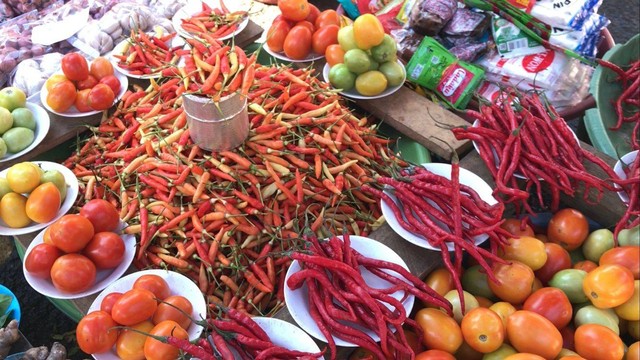 Penjual cabai di pasar terbesar Mardika Ambon, Maluku, Rabu (6/12/2023). Foto: kumparan