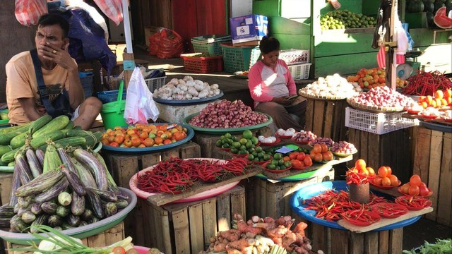 Penjual cabai di pasar terbesar Mardika Ambon, Maluku, Rabu (6/12/2023). Foto: kumparan