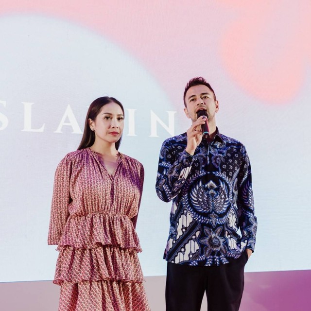 Nagita Slavina dan Raffi Ahmad perkenalkan produk perdana dari brand Slavina. Foto: Dok. Slavina