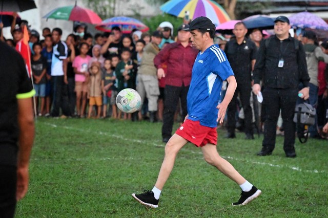 Presiden Jokowi main sepak bola bersama warga NTT, Rabu (6/12/2023). Foto: Muchlis Jr/Biro Pers Sekretariat Presiden