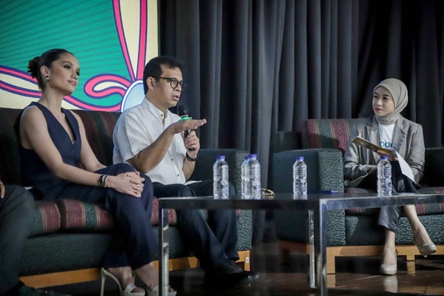 Cinta Laura (kiri) dan Wamenkominfo Nezar Patria (tengah) saat jadi pembicara pada acara kumparan Anak Bangsa Curhat (ABC) di Binus University, Kampus Anggrek, Jakarta, Rabu (6/12/2023). Foto: Jamal Ramadhan/kumparan