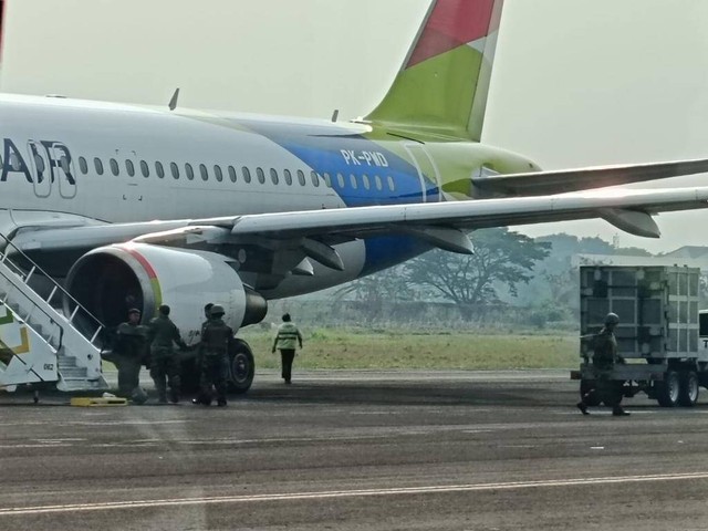 Penampakan pesawat Pelita Air di Surabaya yang didatangi tim Gegana. Dok: Ist.