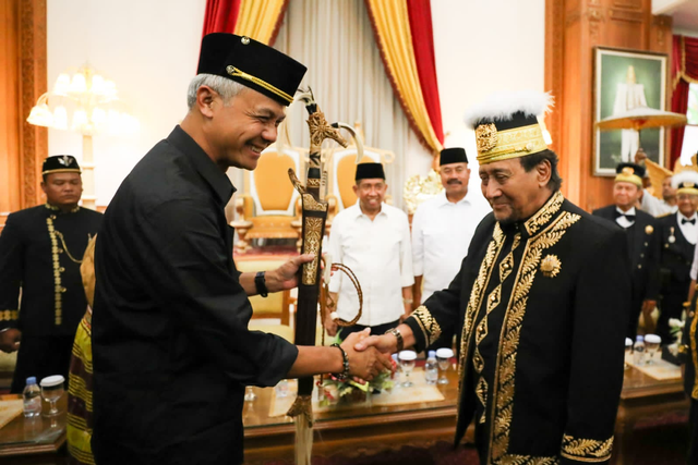 Capres nomor urut 3 Ganjar Pranowo bersama Sultan Kutai Kartanegara Ing Martadipura, Aji Muhammad Arifin dalam kunjungannya ke Kedaton Kutai Kartanegara, Kabupaten Kutai Kartanegara, Kalimantan Timur, Rabu (6/12/23). Foto: Dok. Istimewa