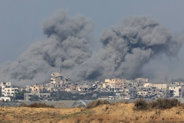 Asap mengepul di atas bangunan yang hancur di Gaza, di tengah konflik yang sedang berlangsung antara Israel dan kelompok Islam Palestina Hamas, terlihat dari Israel selatan, Rabu (6/12/2023). Foto: Athit Perawongmetha/REUTERS