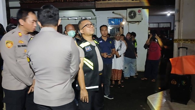 Polisi melakukan proses olah TKP pembunuhan 4 anak di Jagakarsa, Jakarta Selatan, Rabu (6/12/2023). Foto: Fadhil Pramudya/kumparan