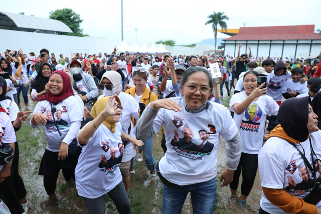 Puluhan ribu masyarakat ramaikan Pesta Rakyat Ganjar-Mahfud #17 di Halaman Parkir Stadion Purnawarman, Kabupaten Purwakarta, Senin (4/12). Foto: Dok. Istimewa