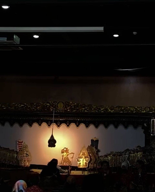 Menyelami Dimensi Tak Terlihat Wayang Kulit