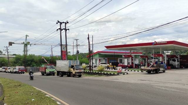 Antrean panjang pengisian solar di SPBU 