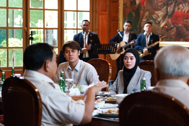Menteri Pertahanan Prabowo Subianto menerima kunjungan empat artis Indonesia di ruang kerjanya di Kementerian Pertahanan, Rabu (6/12).  Foto: Tim Media Prabowo Subianto