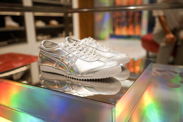 Onitsuka Tiger menghadirkan koleksi edisi terbatas untuk musim liburan 2023 bertajuk Aurora. Foto: Dok. Onitsuka Tiger