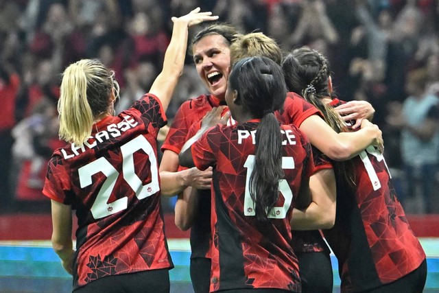 Pemain Kanada Christine Sinclair merayakan gol pertama dalam pertandingan persahabatan melawan Australia saat ia memainkan pertandingan internasional terakhirnya, pensiun dari tim sepak bola wanita nasional Kanada di B.C. Place Stadium di Vancouver. Foto: Jennifer Gauthier/Reuters