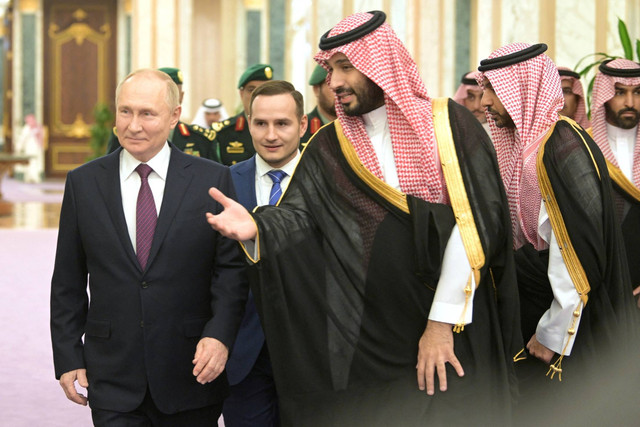 Pangeran Mahkota Arab Saudi Mohammed bin Salman menyapa Presiden Rusia Vladimir Putin sebelum pertemuan di Riyadh, Arab Saudi, Rabu (6/12/2023). Foto: Sputnik/Aleksey Nikolskyi/Kremlin via REUTERS