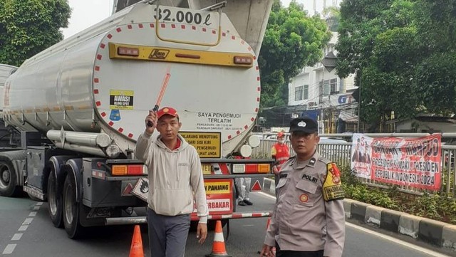 Truk pembawa bahan bakar (BBM) mogok melintang di Jalan Kapten Tendean, Jakarta Selatan pada Kamis (7/12/2023) siang. Foto: Dok. Istimewa