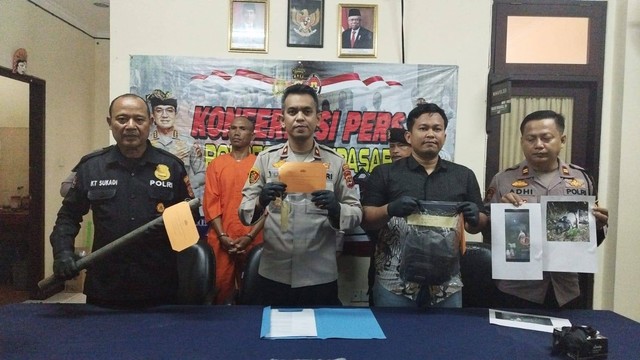 Polisi menunjukkan barang bukti HM yang membantai babi dan anjing milik warga. Foto: Polresta Denpasar