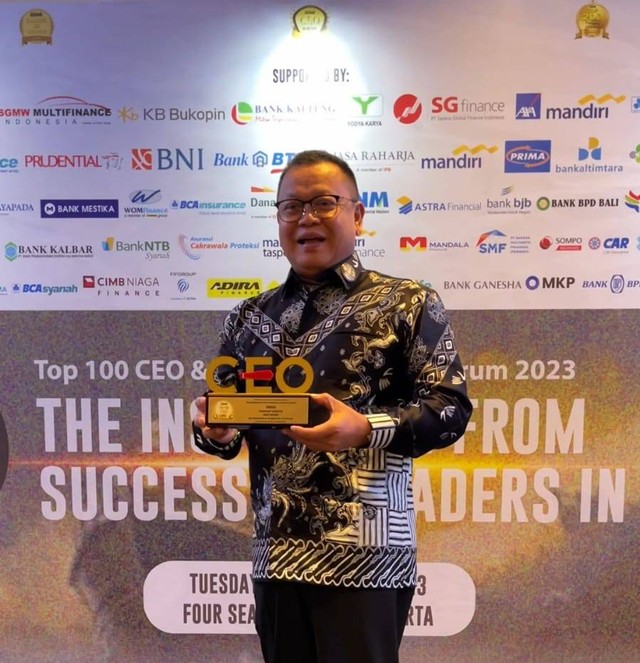 Dirut Bank Kalbar meraih TOP 100 CEO 2023. Foto: Dok. Bank Kalbar