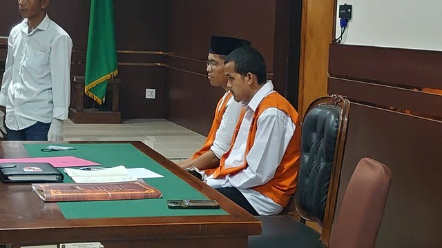Dua terdakwa mutilasi mahasiswa UMY, Ridduan (kiri berpeci) dan Waliyin (kanan), saat menjalani persidangan di Pengadilan Negeri Sleman, Kamis (7/12). Foto: Widi RH Pradana/Pandangan Jogja