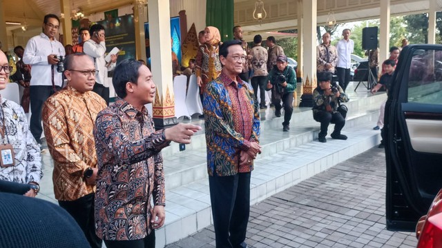 Wakil Menteri Agraria dan Tata Ruang/Badan Pertanahan Nasional (ATR/BPN) yang juga Sekjen PSI Raja Juli Antoni bertemu dengan Gubernur DIY Sri Sultan Hamengku Buwono X, Kamis (7/12/2023). Foto: Arfiansyah Panji Purnandaru/kumparan