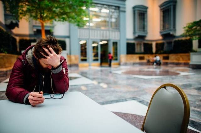 Ilustrasi cara mengatasi self loathing, sumber foto: Kelly by pexels.com