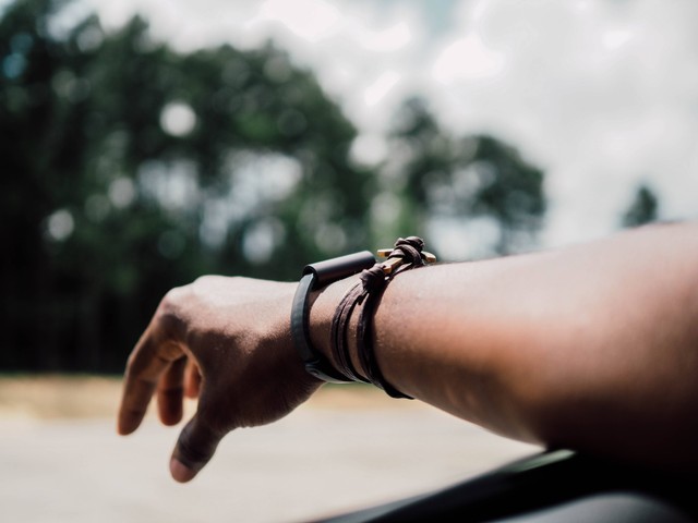 Apa arti gelang hitam. Foto: Unsplash/Charles Etoroma