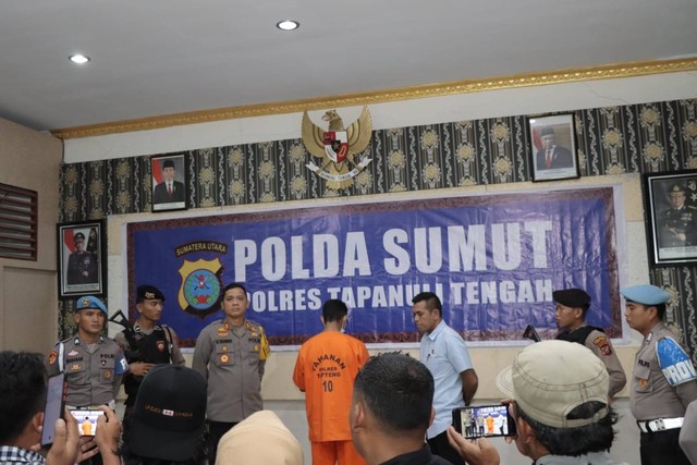 Polres Tapanuli Tengah menggelar konferensi pers terkait pria yang diduga sodomi 30 anak laki-laki di Tapanuli Tengah, Sumut, pada Kamis (7/12).  Foto: Dok. Istimewa