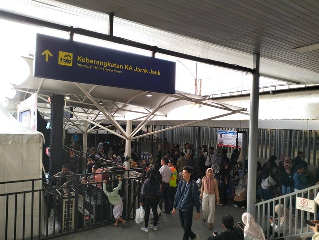 Suasana Stasiun Yogyakarta saat libur nataru 2023. Foto: Tugu Jogja