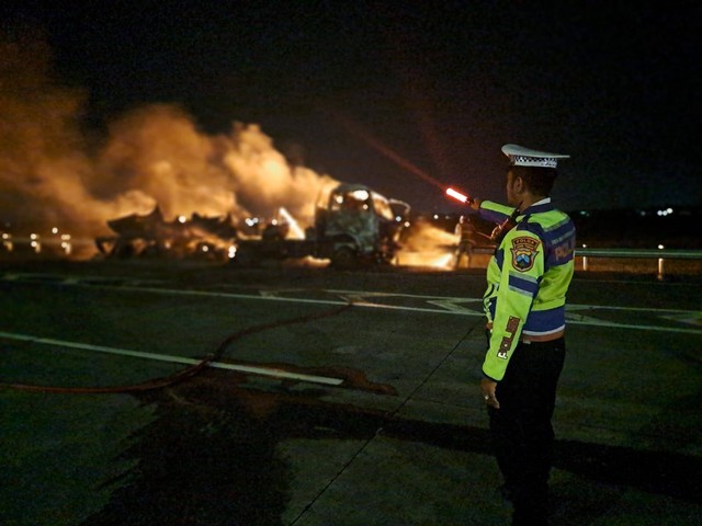 Truk bermuatan metanol di Tol Jombang hangus terbakar Foto: PJR Polda Jatim