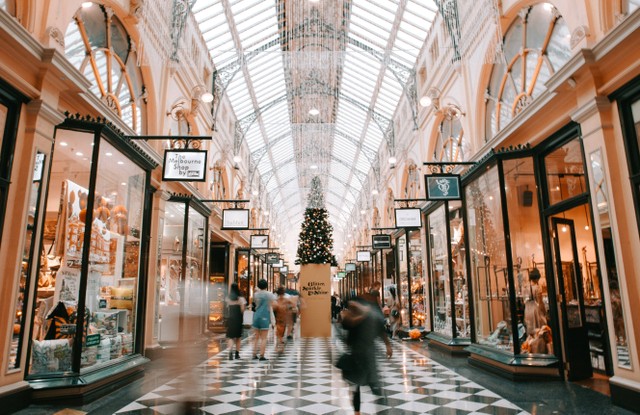 Ilustrasi Mall di Gresik, Foto: Unsplash/Heidi Fin