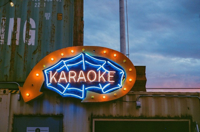 Tempat Karaoke Samarinda, Foto Hanya Ilustrasi: Unsplash/Nikola Đuza