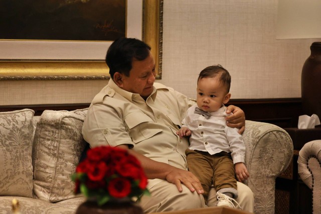 Menteri Pertahanan Prabowo Subianto menerima kunjungan silaturahmi seorang anak jenius, Kenneth Matthew di kediaman pribadinya di Kertanegara IV, Jakarta, Kamis (7/12) sore. Foto: Dok. Istimewa