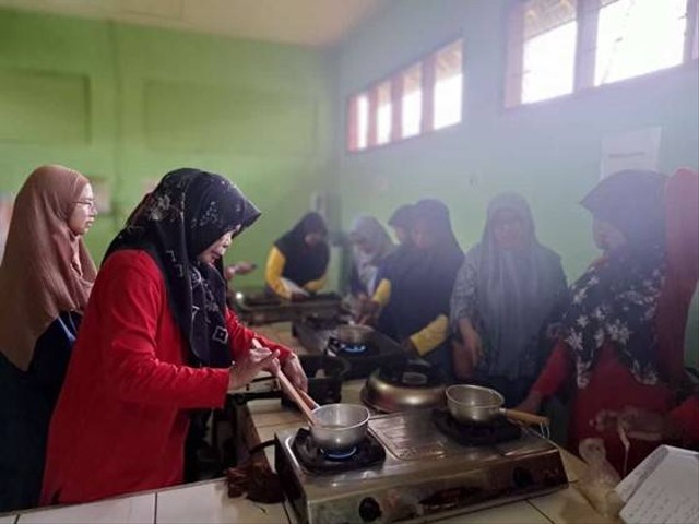 Dosen dan Mahasiswa IPB Latih Pembuatan Hard Candy Pala di KWT Nagrak Sukabumi