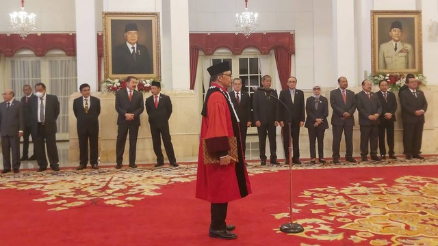 Pembacaan sumpah Hakim MK Ridwan Mansyur di hadapan Presiden Jokowi di Istana Negara. Foto: Nadia Riso/kumparan