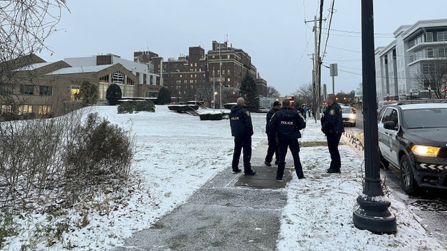 Polisi berjaga di lokasi terjadinya penembakan di luar kuil Yahudi pada Kamis, 7 Desember 2023, di Albany, NY. Foto: AP Photo/Maysoon Khan