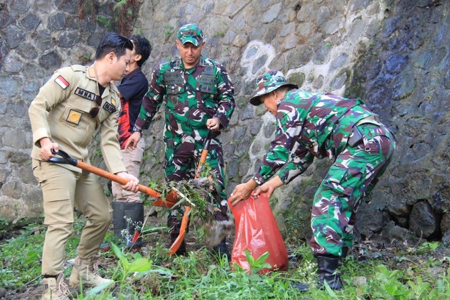 Dandim 0806/Trenggalek bersama Bupati, Kapolres dan Kejari melaksanakan pembersihan saluran irigasi di sekitar Pasar Subuh