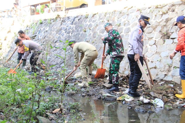 Dandim 0806/Trenggalek bersama Bupati, Kapolres dan Kejari melaksanakan pembersihan saluran irigasi di sekitar Pasar Subuh
