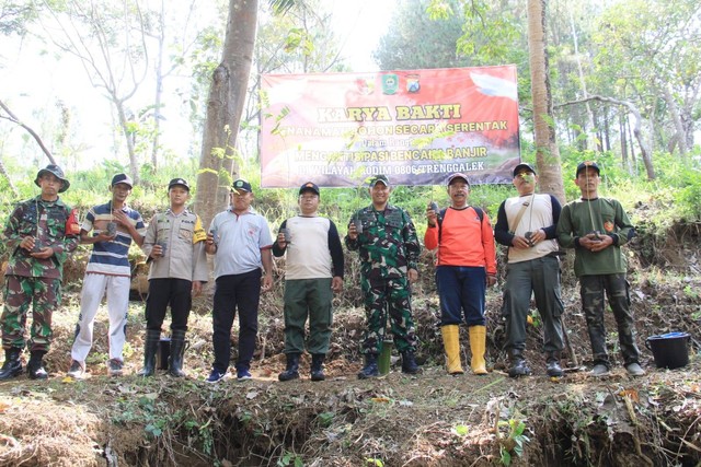 Dandim 0806/Trenggalek bersama warga melaksanakan tanam pohon di lahan Perhutani Desa Ngares, Kecamatan Trenggalek, Kabupaten Trenggalek