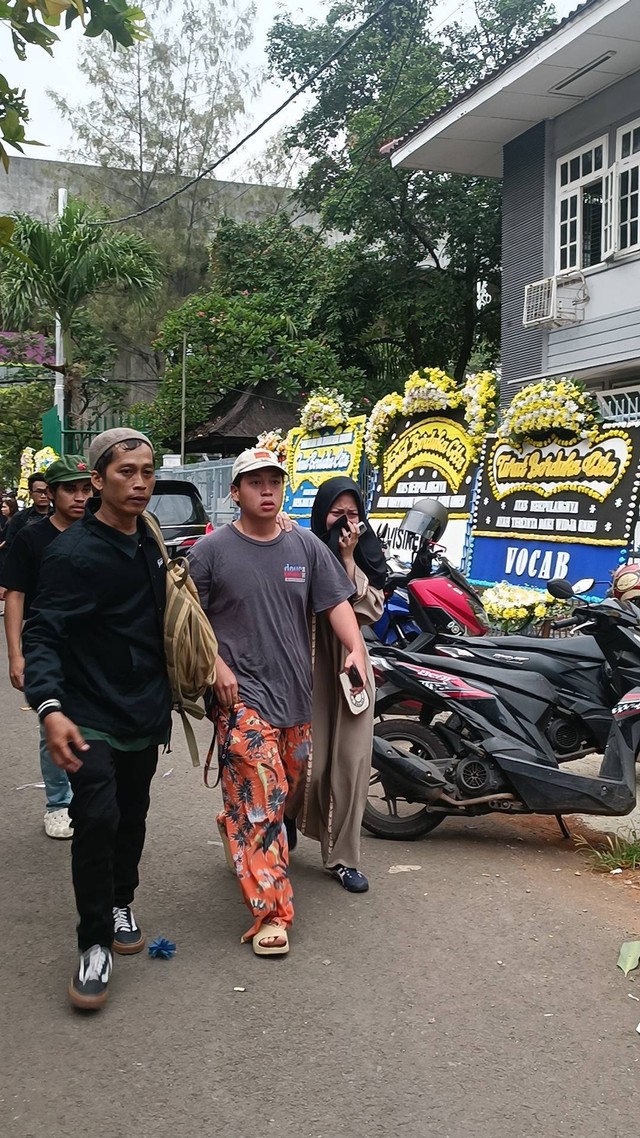 Fatih Unru tiba di rumah duka Yayu Unru, Kayu Putih, Pulo Gadung, Jakarta Timur, Jumat (8/12). Foto: Giovanni/kumparan