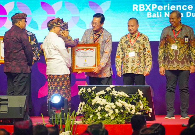 Gubernur DIY, Sultan HB X, menerima langsung penghargaan dari Wapres Ma'ruf Amin. Foto: Dok. Istimewa