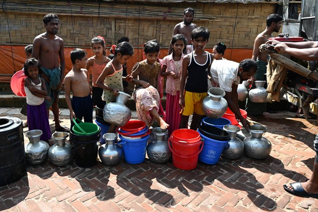Para pengungsi Rohingya mengantre untuk mengumpulkan air minum dari sebuah tangki di kamp pengungsi Kutupalong di Ukhia pada 29 September 2022. Foto:  Munir Uz zaman/AFP