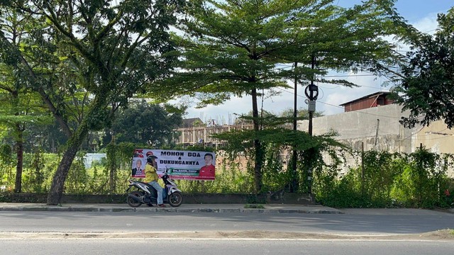 Spanduk 'Tolak Cawapres Asam Sulfat' di Jalan Setia Budi, Medan Selayang, digantikan spanduk caleg DPRD Kota Medan dari PDIP.  Foto: Tri Vosa/kumparan
