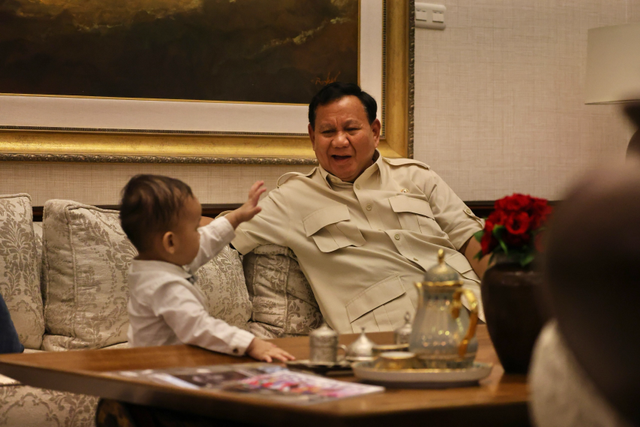 Capres nomor urut 2 Prabowo bersama Kenneth Matthew atau 'Kenkulus' di rumah Menteri Pertahanan di Kertanegara IV, Jakarta Selatan, Kamis, (7/12/2023). Foto: Dok. Istimewa