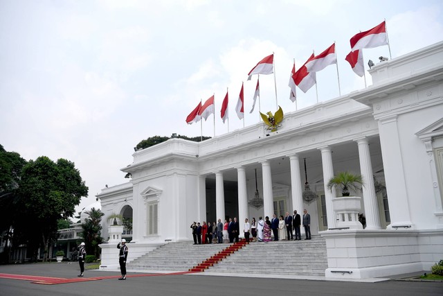 Para duta besar negara sahabat mendengarkan lagu Indonesia Raya seusai penyerahan surat kepercayaan kepada Presiden Jokowi di Istana Merdeka, Jakarta, Jumat (8/12/2023). Foto: Sigid Kurniawan/ANTARA FOTO