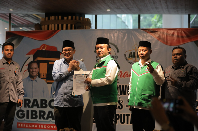 Mantan Ketua Angkatan Muda Ka'bah (AMK), Joko Purwanto (ketiga kiri) dan Wakil Ketua Tim Kampanye Nasional (TKN) Ali Masykur Musa (kedua kiri) dalam deklarasi Forum PPP dukung Prabowo-Gibran di kawasan Jakarta Pusat, Jumat (8/12/2023). Foto: Dok. Istimewa