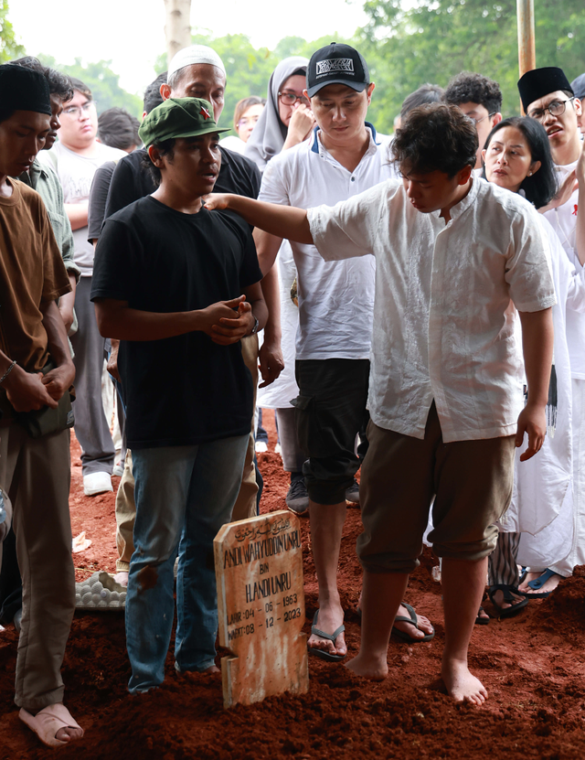 Prosesi pemakaman aktor senior Yayu Unru di TPU Kampung Kandang, Jagakarsa, Jakarta, Jumat, (8/12/2023). Foto: Agus Apriyanto