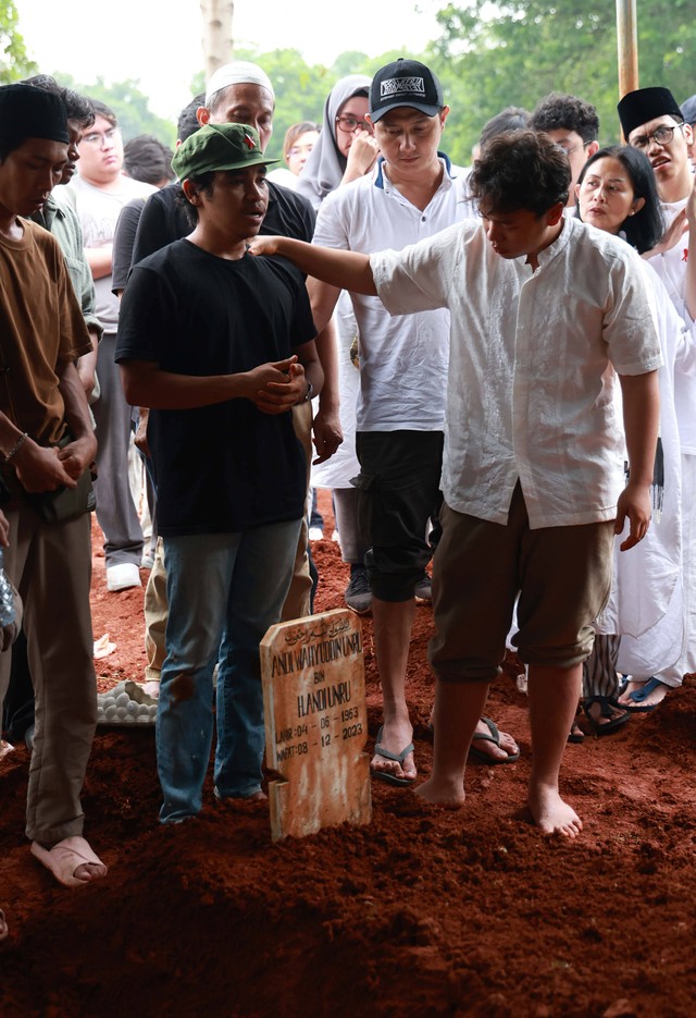 Sejumlah keluarga dan kerabat saat menghadiri prosesi pemakaman aktor senior Yayu Unru di TPU Kampung Kandang, Jagakarsa, Jakarta, Jumat (8/12/2023). Foto: Dok. Agus Apriyanto