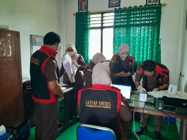 Tim Penyidik Kejati DIY melakukan pemeriksaan di kantor Lurah Candibinangun. Foto: Kejati DIY